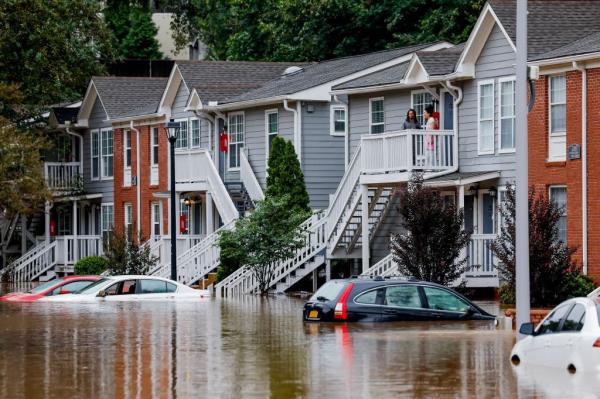 Streets outside the Peachtree Park Apartments were flooded during Hurricane Helene raced through Atlanta, Georgia.</p>

<p>　　