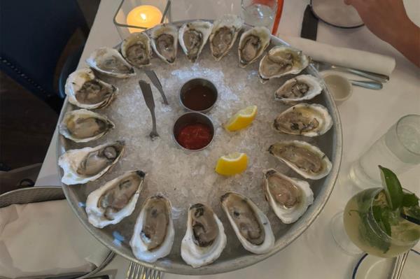 Oysters at Alchemy in Edgartown</p>

<p>　　