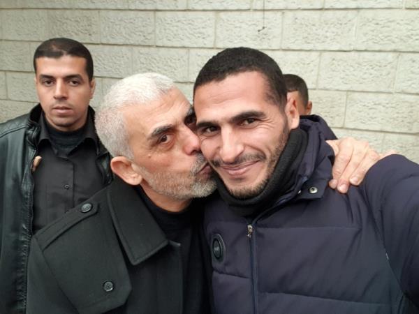 Hassan Eslaiah, an AP/CNN photographer, with Hamas leader Yahya Sinwar in an undated photo.</p>

<p>　　https://twitt