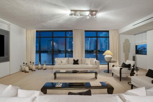 Neutral to<em></em>nes define this chic Fisher Island home