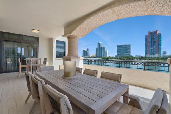 This co<em></em>ndo comes with stunning views