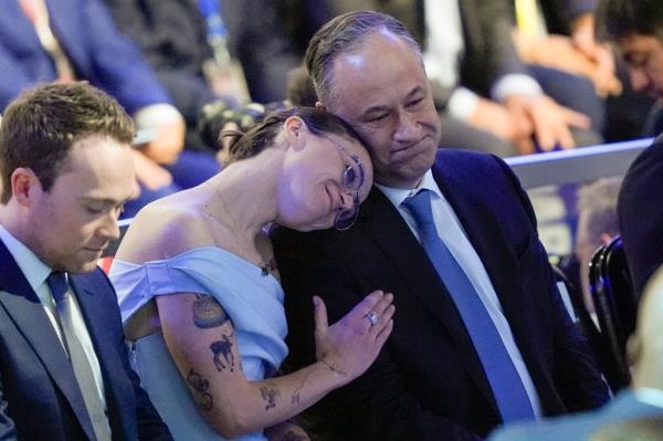 First Gentleman Doug Emhoff and daughter Ella Emhoff during the Democratic Natio<em></em>nal Co<em></em>nvention Thursday, Aug. 22, 2024, in Chicago.