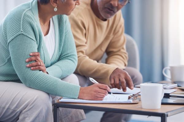 Senior couple, docu<em></em>ments and sign co<em></em>ntract for life insurance 