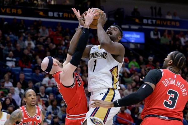 Pelicans forward Zion Williamson shoots against Chicago Bulls guard Alex Caruso (6) during the second half.