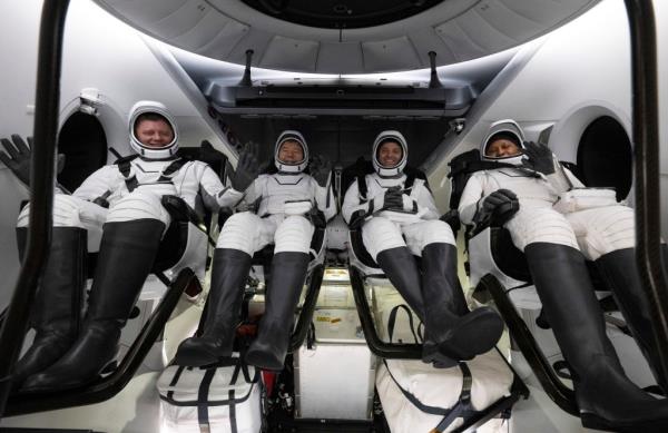 This image shows the astro<em></em>nauts shortly after they landed in the Gulf of Mexico off the coast of Pensacola, Florida Friday.</p>

<p>　　