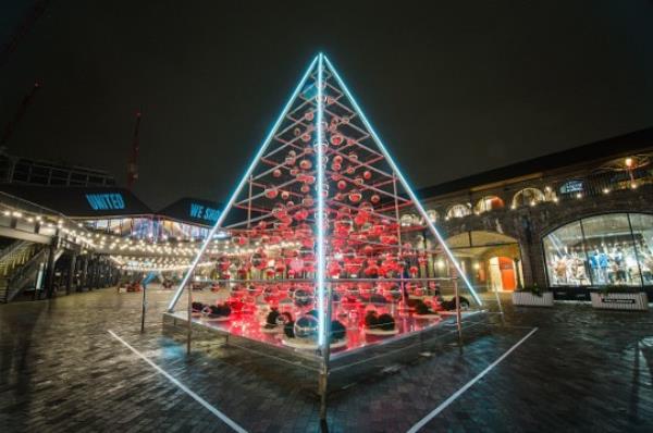 King's Cross Christmas Tree in Coal Dro<em></em>ps Yard