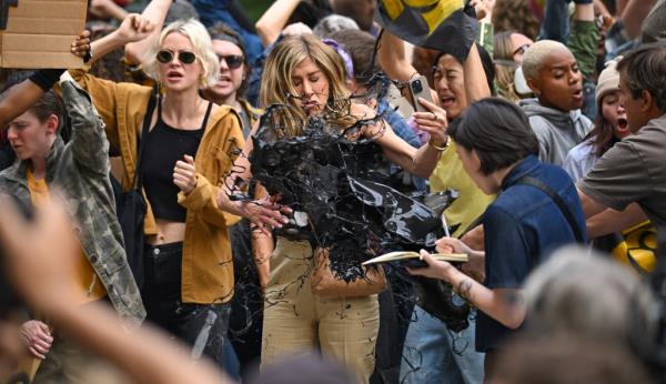 Jennifer Aniston filming 