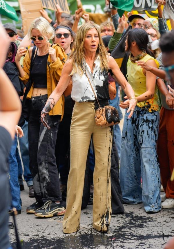 Jennifer Aniston filming 