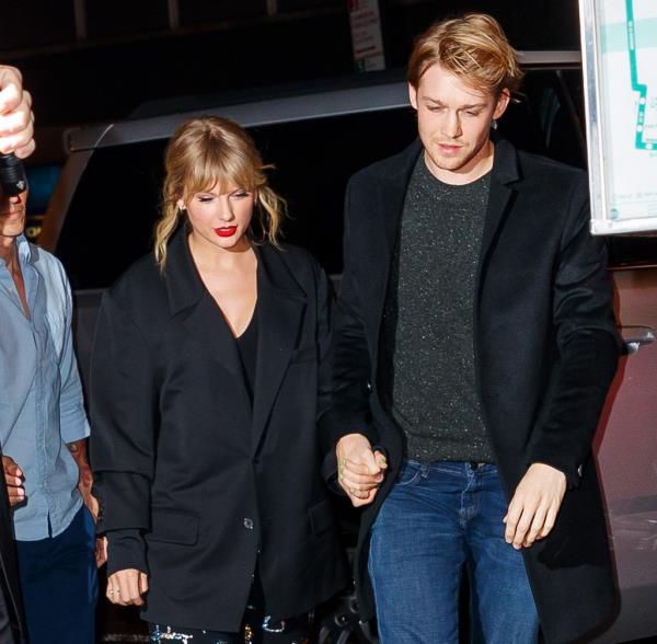 Co<em></em>nspiracy theories abound that 14-time Grammy winner Taylor Swift is reportedly slamming the group chat between ex-boyfriend Joe Alwyn and his pals Paul Mescal and Andrew Scott in her upcoming album 