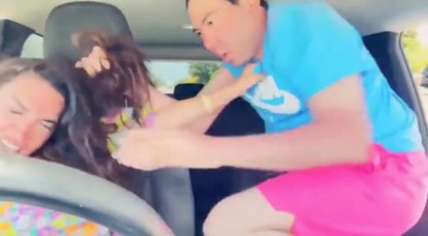 Zscorro pulling Jordana's hair during their live stream. 