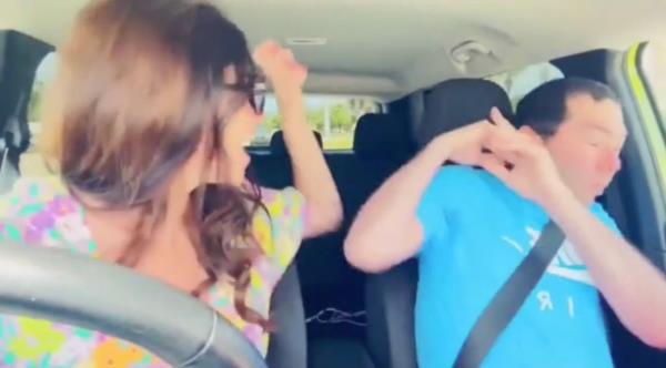 Elisa Jordana hitting a man. 