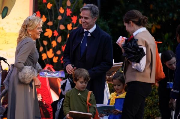 Bl<em></em>inken was accompanied by his wife, White House Cabinet Secretary Evan Ryan, and their three-year-old daughter, who was dressed in the Ukrainian flag's blue-and-yellow scheme.</p>

<p>　　