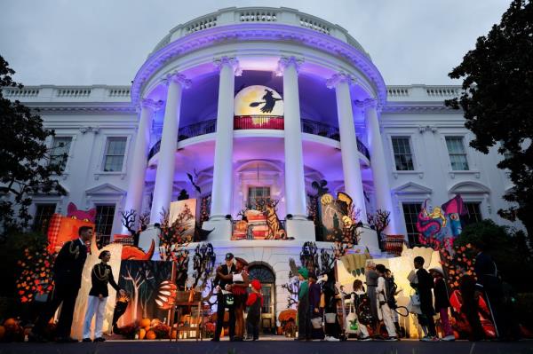 President Biden and first lady Jill Biden hand out candy and books during a Halloween trick-or-treat event on the South Lawn of the White House.</p>

<p>　　