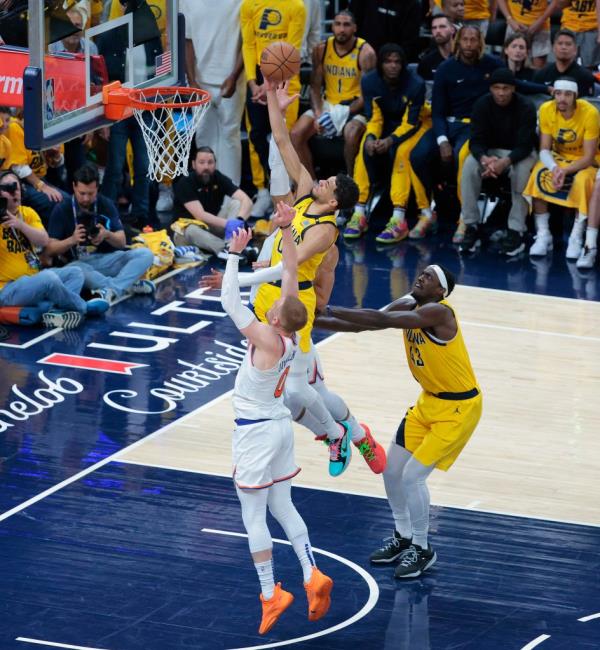 Tyrese Haliburton #0 of the Indiana Pacers goes up for a shot as Do<em></em>nte DiVincenzo #0 of the New York Knicks jumps to defend