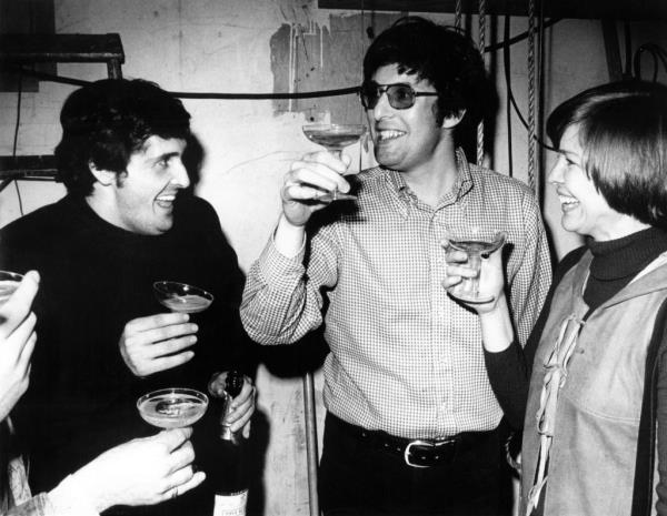 Jason Miller, William Friedkin and Ellen Burstyn smiling and havin<em></em>g drinks.