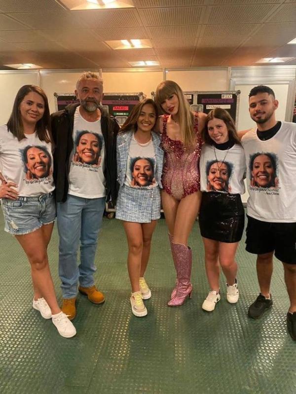 Following her nearly 3-hour show, Swift, 33, met with the family of five backstage and took a picture with the singer which has since gone viral online. 