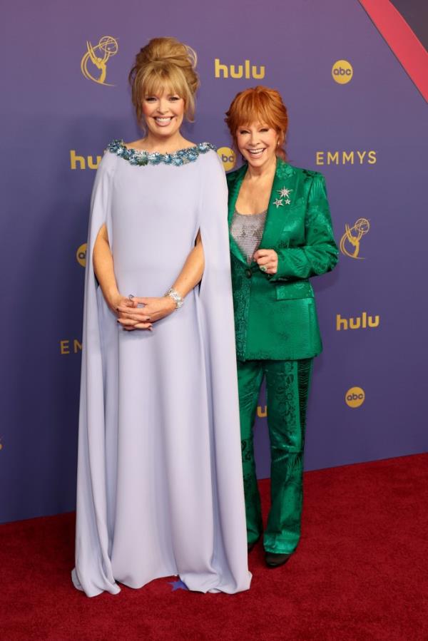 Melissa Peterman, Reba McEntire at the 2024 Emmy Awards