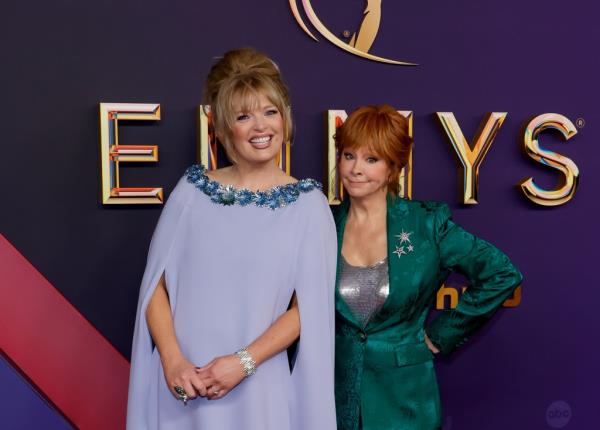Melissa Peterman and Reba McEntire at the 2024 Emmys