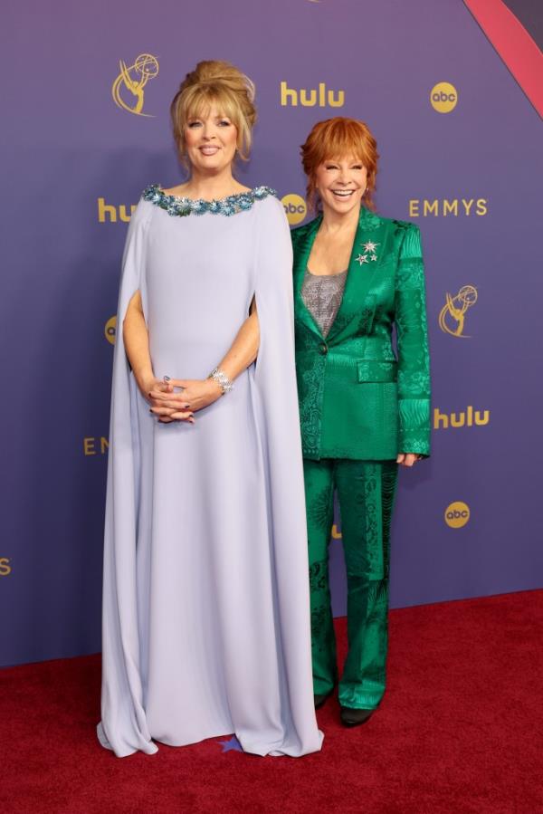 Melissa Peterman, Reba McEntire at the 2024 Emmy Awards