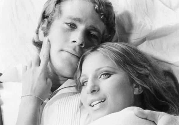 WHAT'S UP, DOC?, from left: Ryan O'Neal, Barbra Streisand, 1972