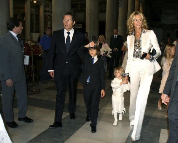 Elle Macpherson and Arpad Busson with their two sons in Rome, Italy in 2006