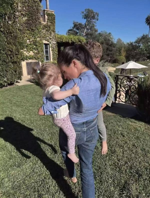 Meghan Markle holding a child in Mo<em></em>ntecito mansion, with Prince Harry and their second child nearby, in Santa Barbara, California