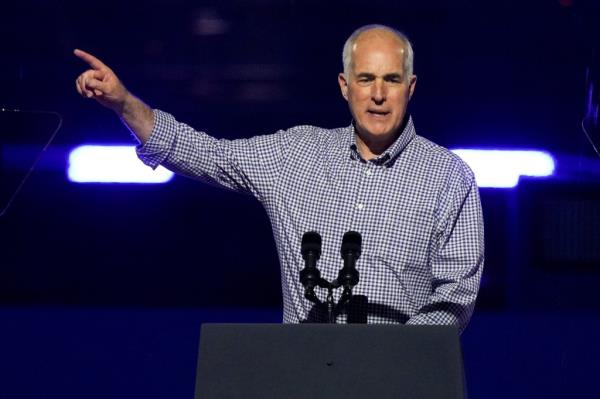 Bob Casey rallies with finger out