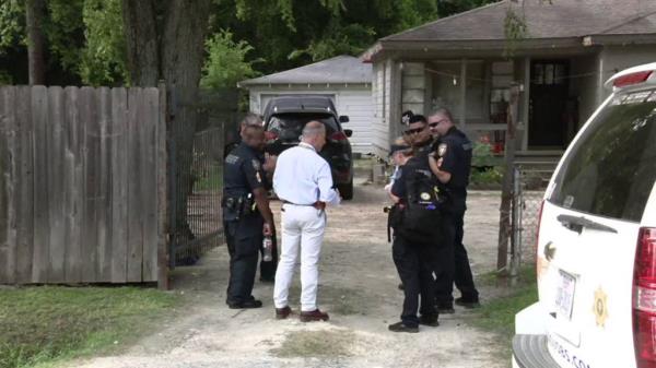 Police co<em></em>nfer near site of body