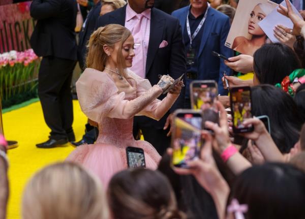 Ariana Grande greets her Aussie fans as the stars arrive for the WICKED Australian premiere at Sydney's State Theatre.