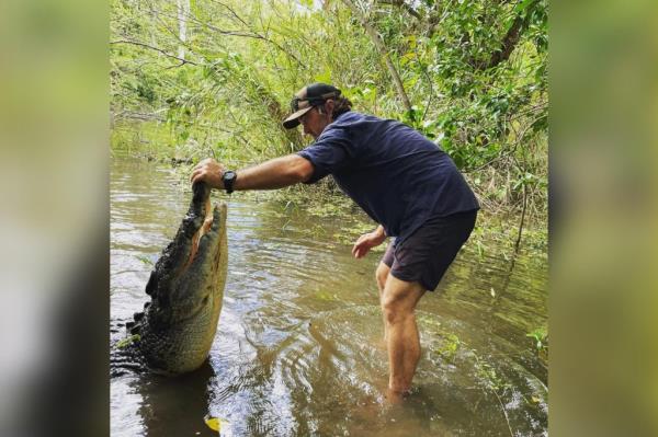 Australian crocodile egg hunter