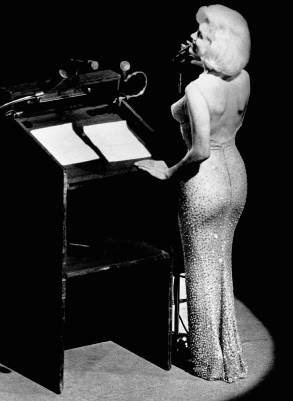 Actress Marilyn Mo<em></em>nroe sings 