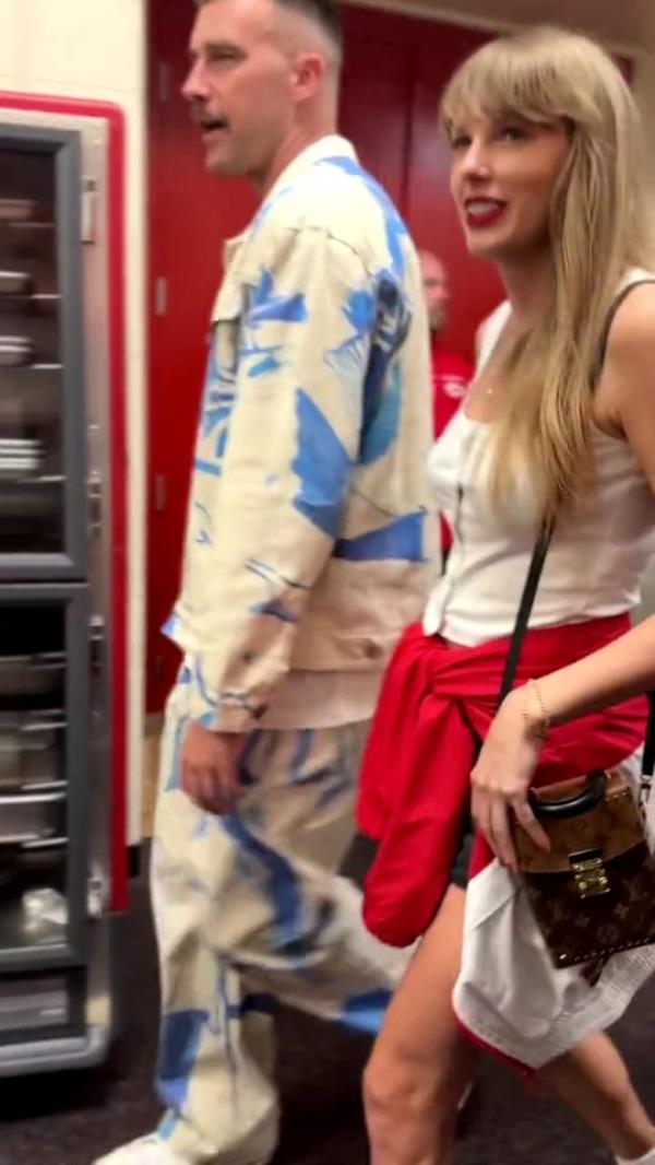 Taylor Swift Travis Kelce at Kansas City Chiefs game