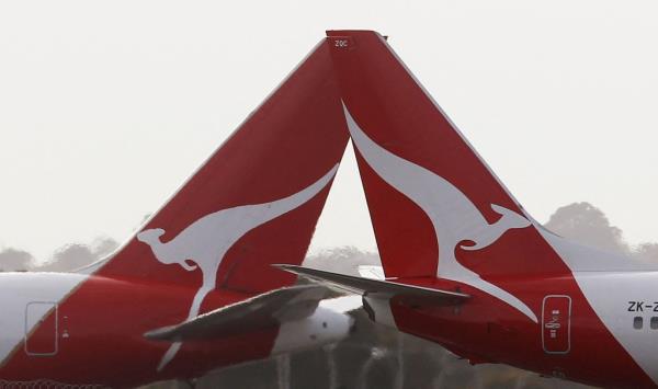 Two Qantas passenger jets crossing each other at Kingsford Smith Internatio<em></em>nal airport in Sydney