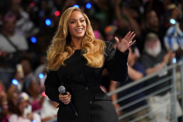 Beyo<em></em>nce waves during a campaign rally of Democratic presidential nominee U.S. Vice President Kamala Harris, in Houston, Texas, U.S., October 25, 2024. 