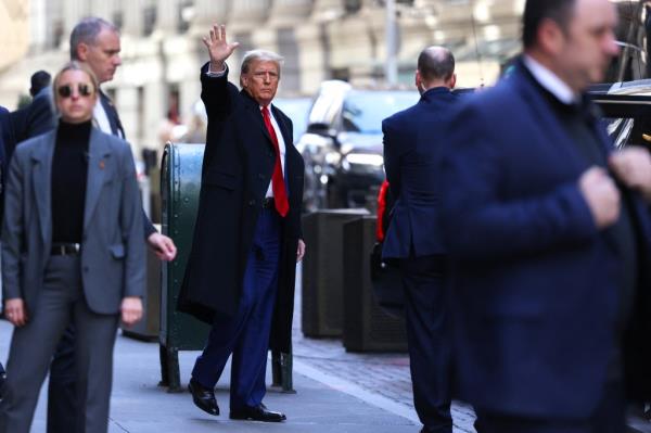 Former US President Do<em></em>nald Trump waving to the crowd outside 40 Wall Street, New York City after his court hearing
