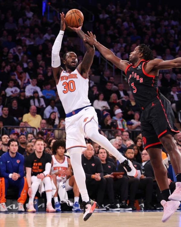 Knicks forward Julius Randle shooting