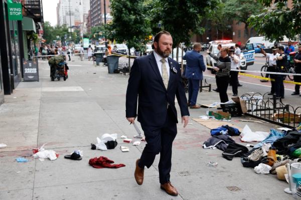 A detective investigates a bloody sidewalk wher<em></em>e a man was fatally stabbed in the East Village.