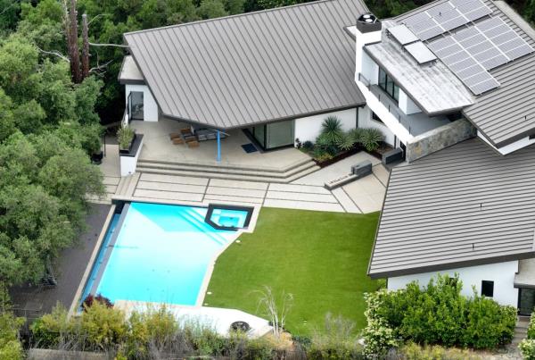 Dodgers slugger Shohei Ohtani just splurged $7.85 million for a modern mansion in La Ca?ada Flintridge, adding a luxurious pad to his new Los Angeles lifestyle.