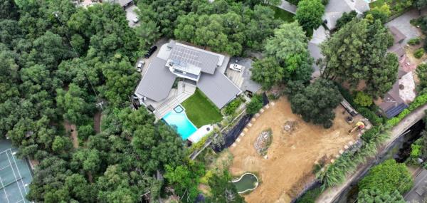 Dodgers slugger Shohei Ohtani just splurged $7.85 million for a modern mansion in La Ca?ada Flintridge, adding a luxurious pad to his new Los Angeles lifestyle.