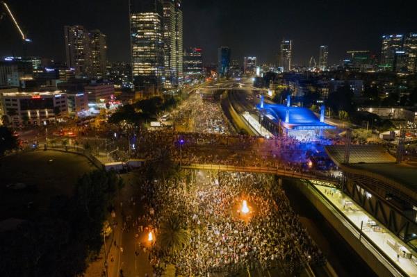 Protestors in Tel Aviv demo<em></em>nstrate against Netanyahu's judicial reform efforts by shutting down a main highway out of the city. 
