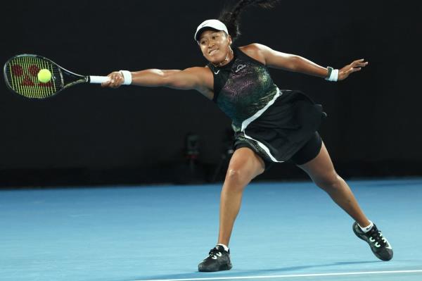 Naomi Osaka stretched to hit a forehand at the Australian Open. 