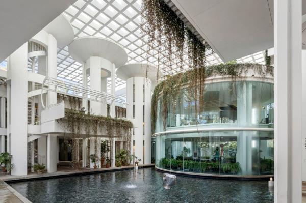 Massive glass exposures give exterior views from the inside.