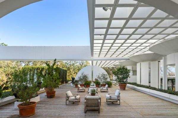 There's plenty of room for outdoor lounging.
