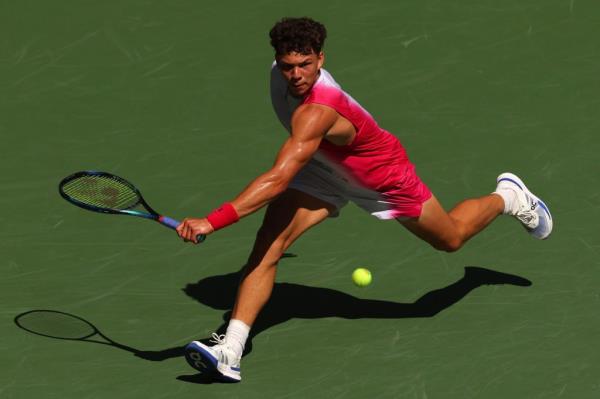 Ben Shelton returns a shot during his match against Tommy Paul at the US Open.