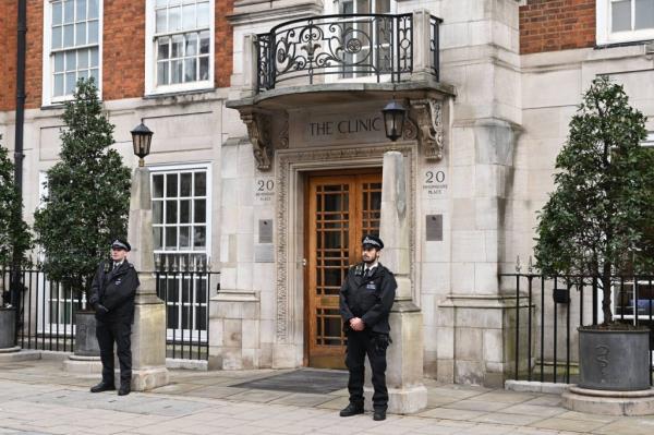 Police officers standing outside The Lo<em></em>ndon Clinic in Marylebone, wher<em></em>e Princess of Wales, Kate Middleton, recently had successful surgery.