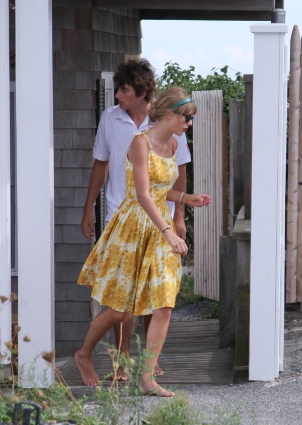 August 20, 2012: Taylor Swift is seen with her then-boyfriend Co<em></em>nor Kennedy in Hyannis Port, Massachusetts. 