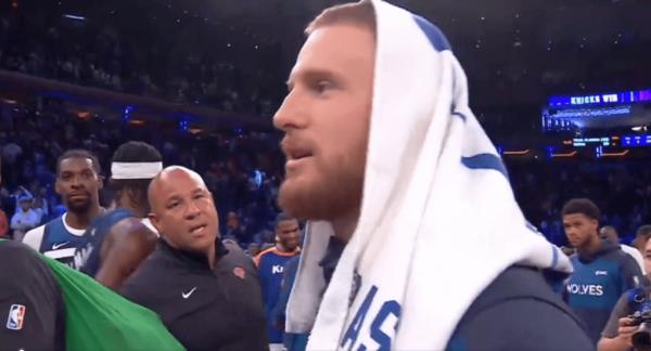 Do<em></em>nte DiVincenzo talks with Rick Brunson. 