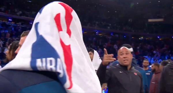 Rick Brunson points at Do<em></em>nte DiVincenzo.