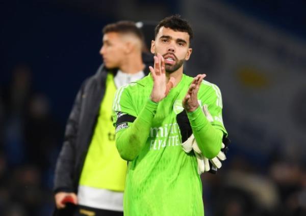 David Raya applauds fans after Chelsea vs Arsenal