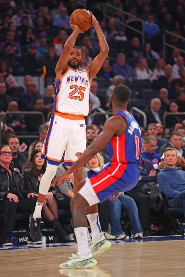 Mikal Bridges attempts a shot during the Knicks' loss to the Pistons on Dec. 7.